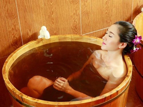 Tắm bằng nước lá tía tô có nhiều tác dụng tốt trên da và nhiều hệ cơ quan khác
