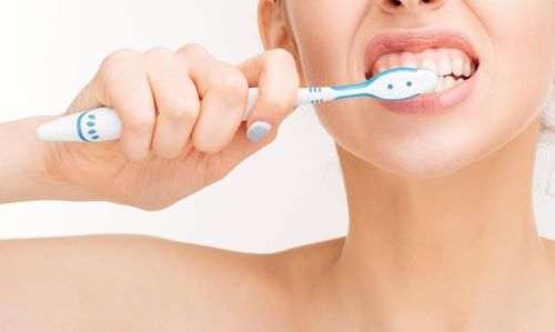 Làm sạch răng từ nhà giúp bạn thoải mái hơn khi đi nhổ răng
